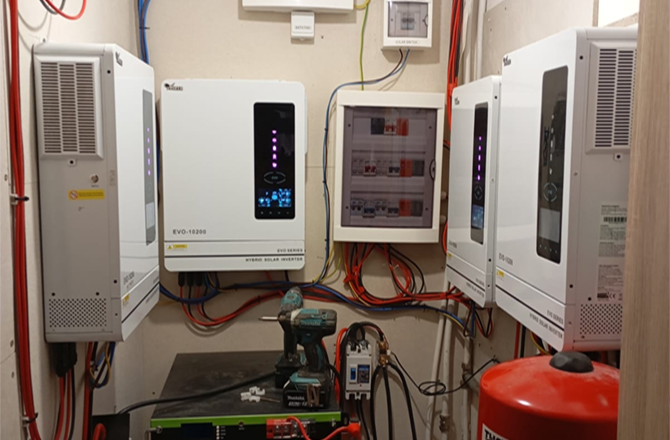 Гибридный инвертор Anern EVO 10.2 кВт и низкочастотный UPS-инвертор SPI 6 кВт в Болгарии